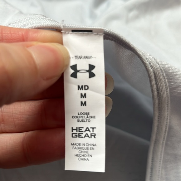 BNWOT light gray scoop neck Under Armour heat gear - Picture 12 of 14